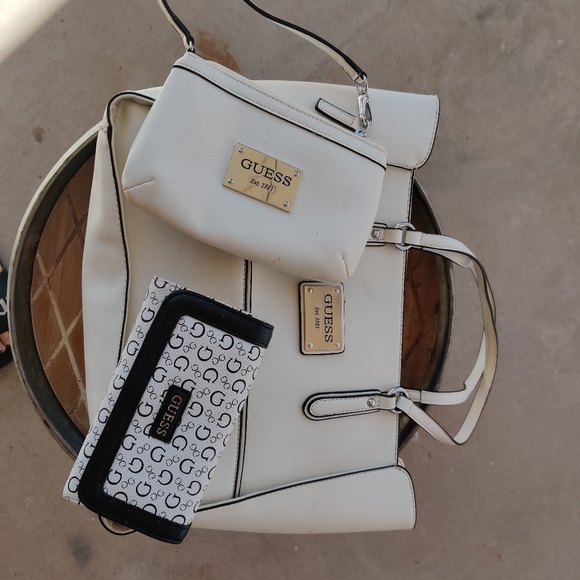 Guess Tote with zipper & 4 internal pockets. - Picture 9 of 9